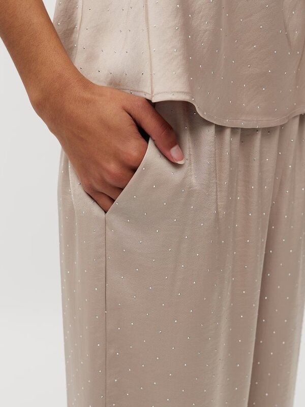 MBYM Pantalon large Asaka 5. Shine on. Ce pantalon large avec détails en strass, taille élastique douce et jambes fluides...