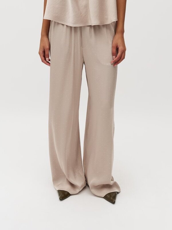 MBYM Pantalon large Asaka 2. Shine on. Ce pantalon large avec détails en strass, taille élastique douce et jambes fluides...
