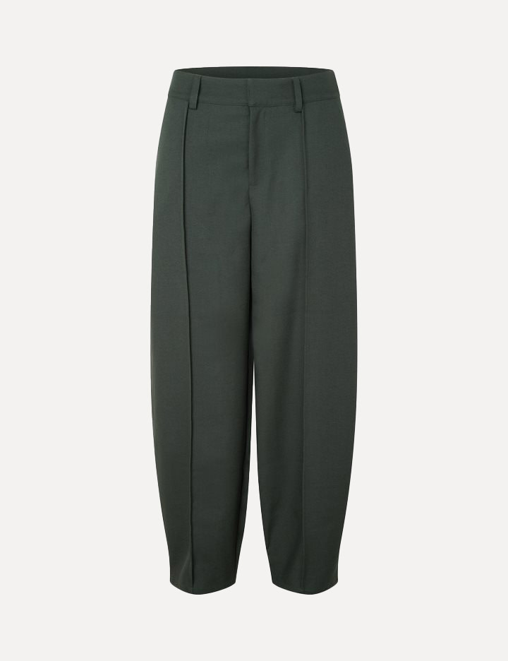 MBYM Ballonfit pantalon Pija 1. Deze donkergroene pantalon combineert stijl met comfort. De balloonfit geeft een stoere t...