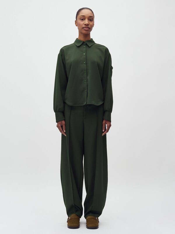 MBYM Pantalon coupe ballon Pija 2. Ce pantalon vert foncé à coupe ballon allie style et confort. La coupe ballon apporte ...
