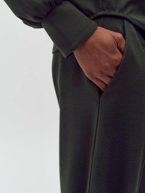 MBYM Pantalon coupe ballon Pija 4. Ce pantalon vert foncé à coupe ballon allie style et confort. La coupe ballon apporte ...