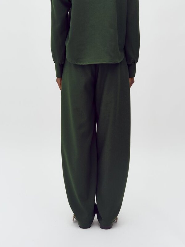 MBYM Balloon fit trousers Pija 3. This dark green balloon-fit pantalon combines style with comfort. The balloon fit adds ...