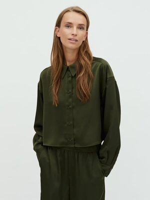 Blouse Emele. Geen inspiratie voor je look-of-the-day? Deze donkergroene satijnen blouse voelt zacht en comfortabel aan, ...