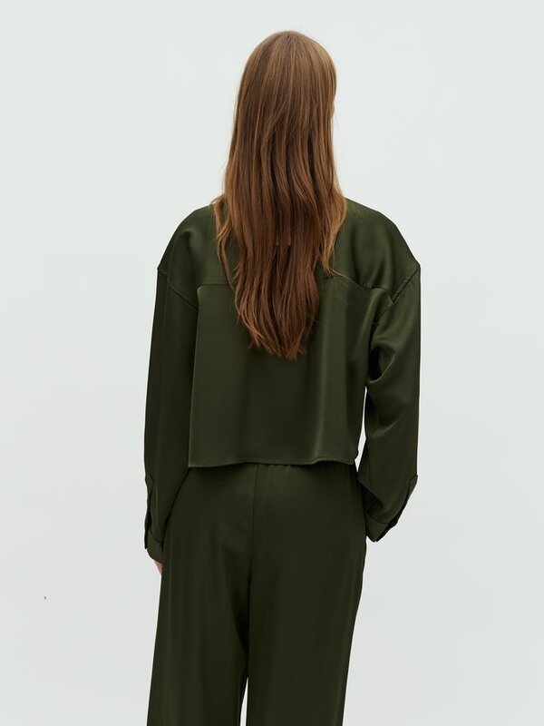 MBYM Chemise courte Emele 2. Pas d’inspiration pour votre look du jour ? Ce chemisier en satin vert foncé est doux et con...