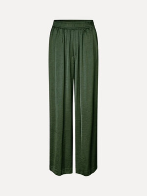 Pantalon Asaka. Comfy & chic. Ce pantalon large en satin allie confort et style. Les jambes longues et fluides et la tail...