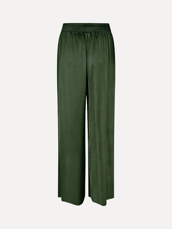 MBYM Pantalon large Asaka 2. Comfy & chic. Ce pantalon large en satin allie confort et style. Les jambes longues et fluid...
