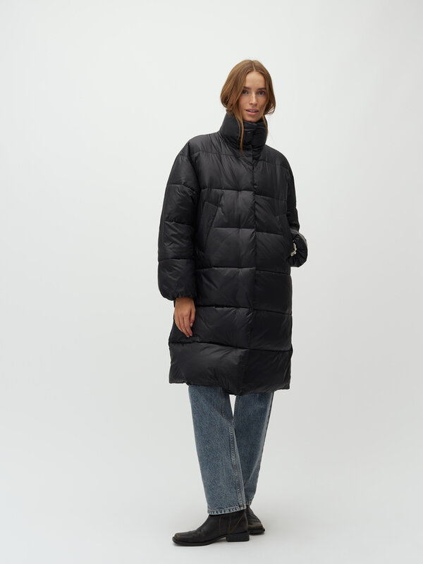 MBYM Long Coat Seraphina Reyan 2. Looking for a warm companion for chilly days? This long black puffer jacket makes every...