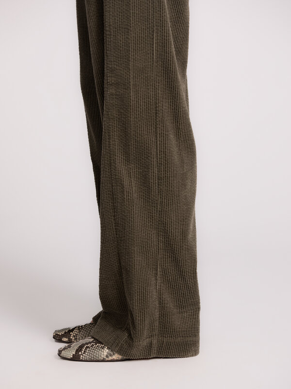 MBYM Pantalon ample Picana 4. Ce pantalon en velours vert kaki est doux et chaud, apportant une touche luxueuse à votre l...