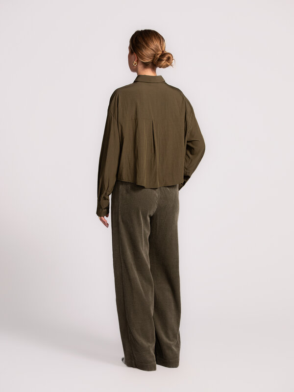 MBYM Wijde broek Picana 5. Deze khakigroene velvet pantalon voelt zacht en warm aan en geeft je look een luxueuze twist m...