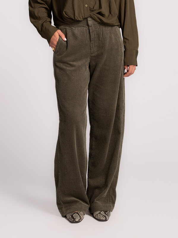 MBYM Pantalon ample Picana 1. Ce pantalon en velours vert kaki est doux et chaud, apportant une touche luxueuse à votre l...