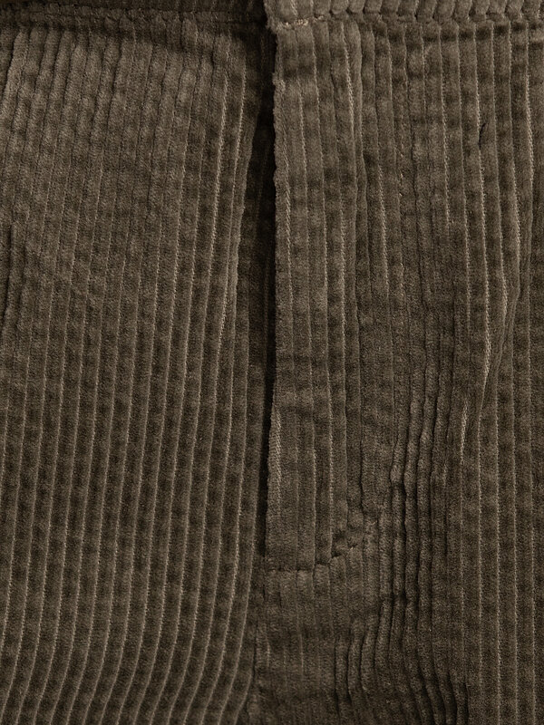 MBYM Pantalon ample Picana 6. Ce pantalon en velours vert kaki est doux et chaud, apportant une touche luxueuse à votre l...
