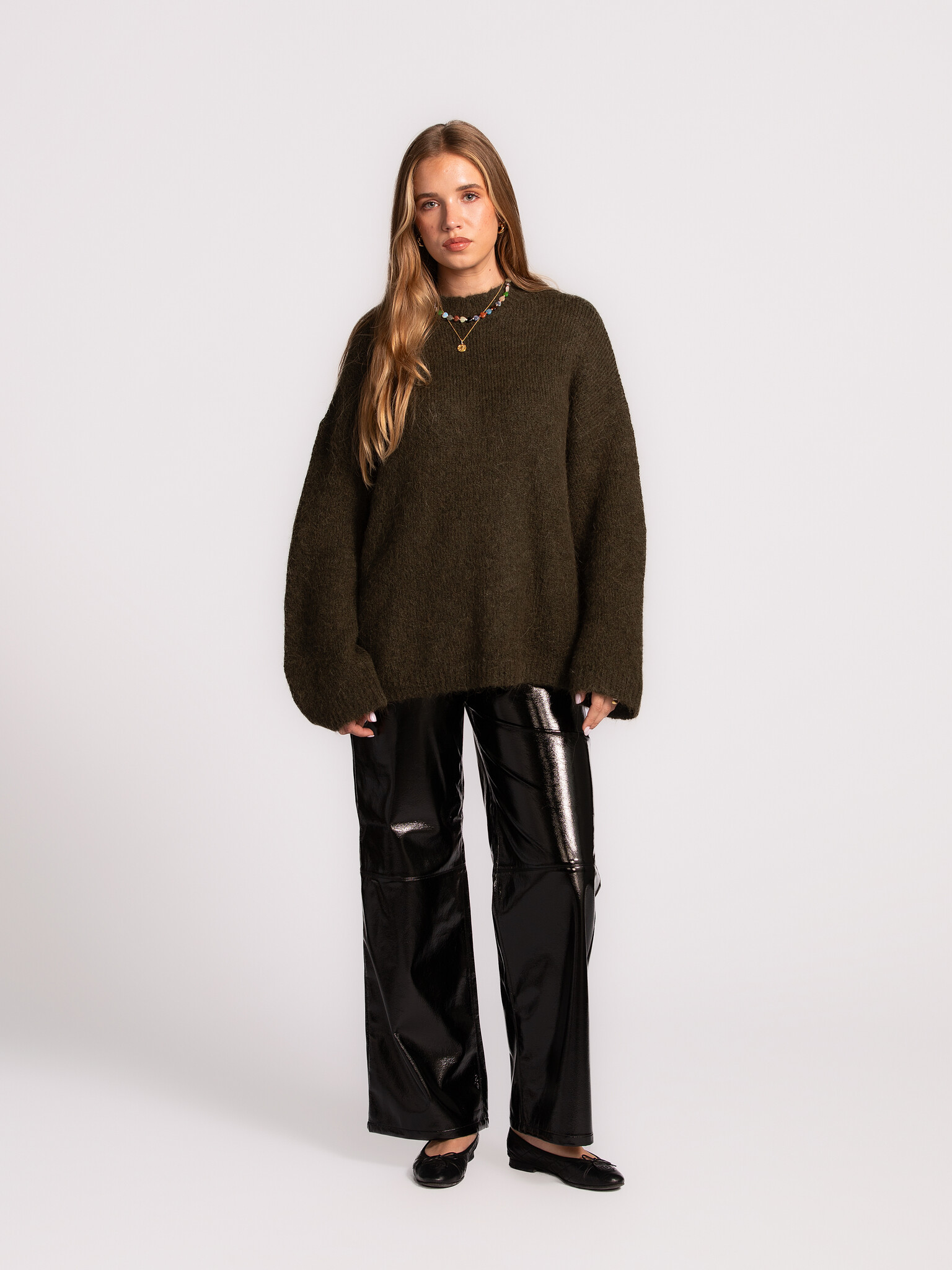 Selected Pull en maille Gabriella 3. Ce pull en alpaga vert foncé apporte une teinte naturelle et profonde à votre garde-...