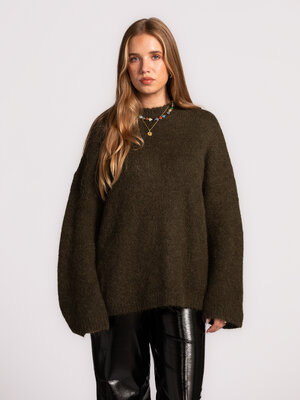 Sweater Gabriella. This dark green alpaca knit adds a deep, natural hue to your winter wardrobe. The round neck and dropp...