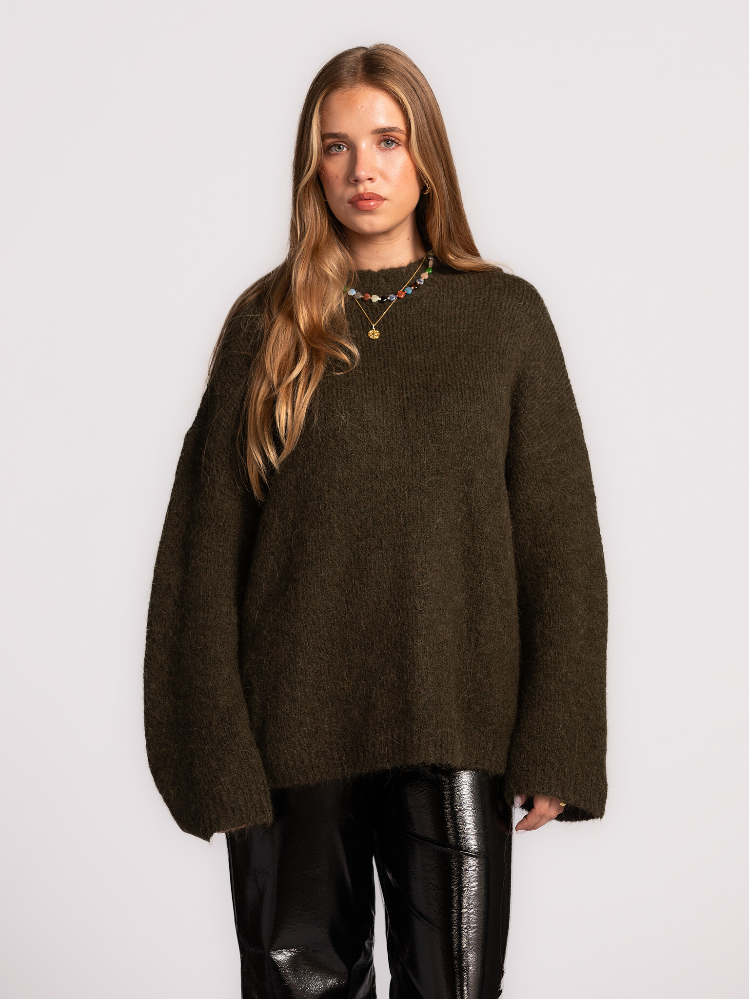 Selected Pull en maille Gabriella 1. Ce pull en alpaga vert foncé apporte une teinte naturelle et profonde à votre garde-...