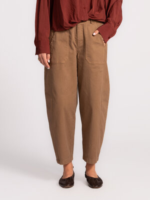 Pantalon coupe ballon Renee. Casual & cropped. Ce pantalon balloon-fit et court apporte une touche décontractée et élégan...