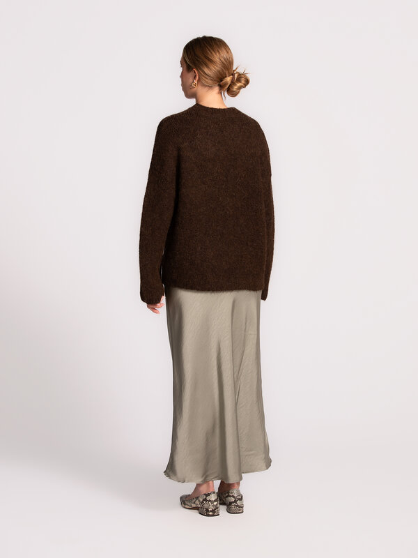 Selected Gebreide trui Gabriella 5. Deze donkerbruine alpaca­ knit is een must in je wintergarderobe. De diepe tint geeft...