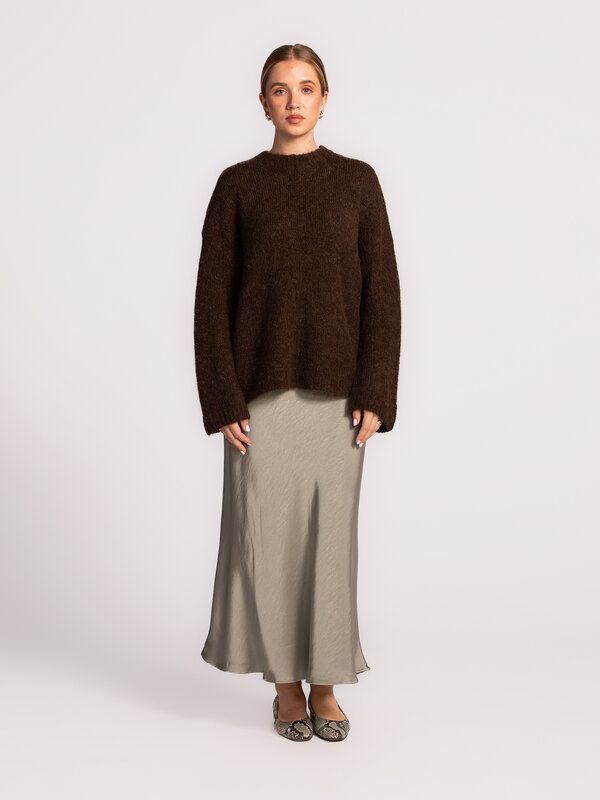 Selected Pull en maille Gabriella 3. Ce pull en alpaga brun foncé est un essentiel de l’hiver. Sa teinte profonde apporte...