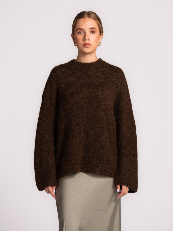 Selected Gebreide trui Gabriella 1. Deze donkerbruine alpaca­ knit is een must in je wintergarderobe. De diepe tint geeft...