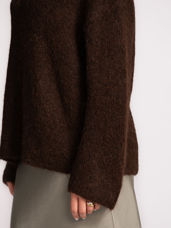 Selected Gebreide trui Gabriella 4. Deze donkerbruine alpaca­ knit is een must in je wintergarderobe. De diepe tint geeft...