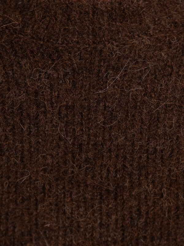 Selected Pull en maille Gabriella 6. Ce pull en alpaga brun foncé est un essentiel de l’hiver. Sa teinte profonde apporte...