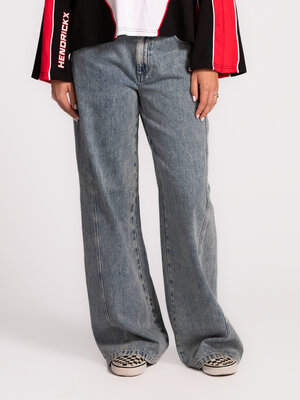 Jeans Katyn. Wear it wide. Deze blauwe jeans met wijde pijpen en middelhoge taille creëert een vrouwelijk silhouet, terwi...