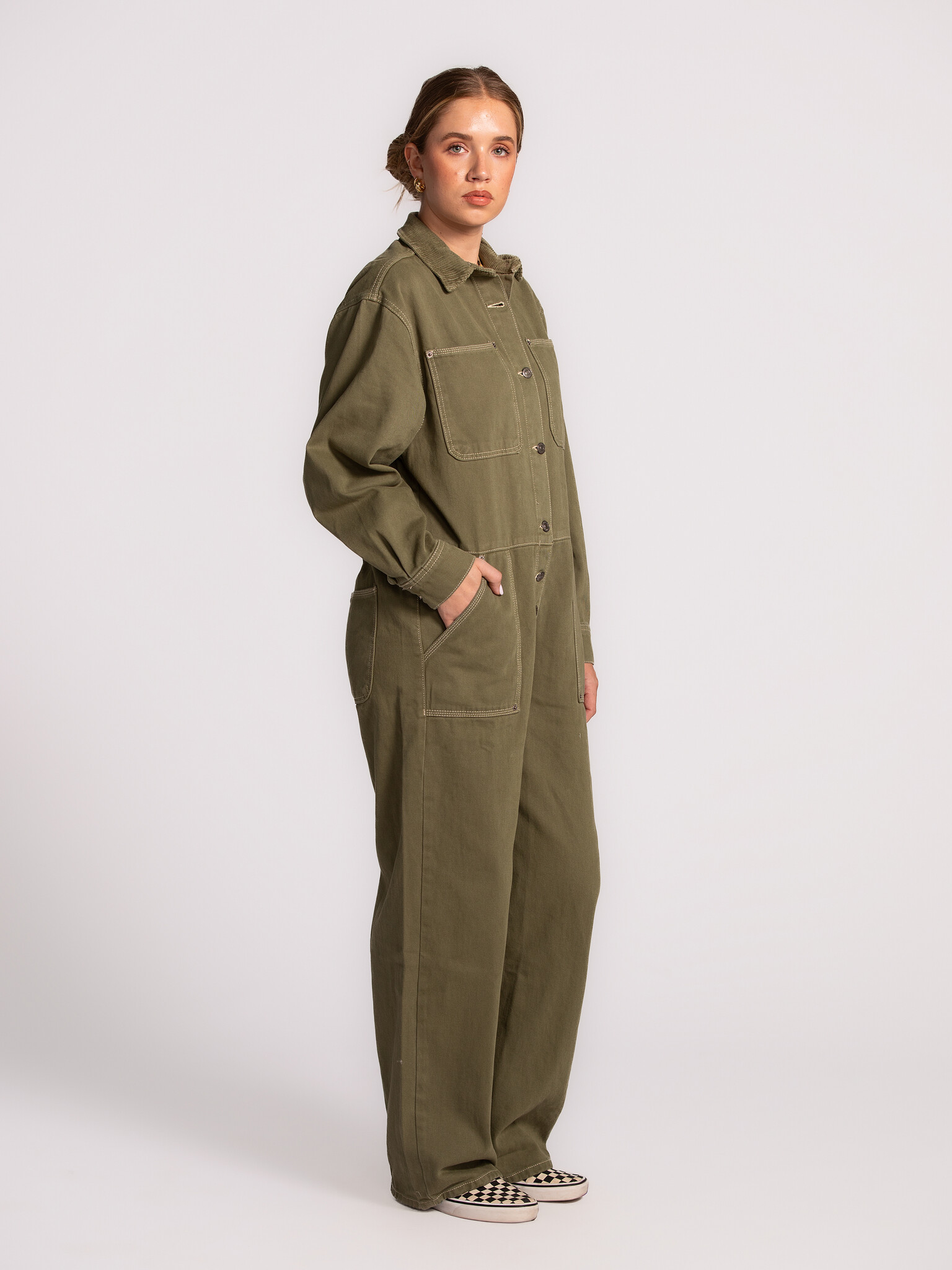 Les Soeurs Contrast stitch jumpsuit Mono 4. This khaki jumpsuit with contrast stitching adds an instant cool touch to you...