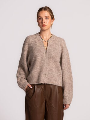 Gilet Rani. Chaleur et style. Ce cardigan en laine doux à fermeture éclair vous garde au chaud les jours froids. La coupe...