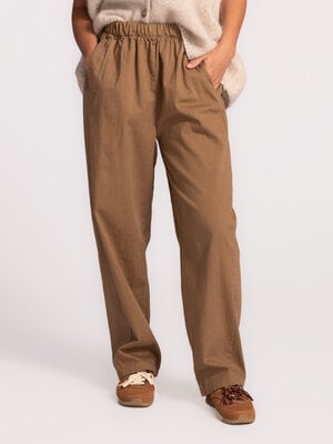 Pantalon Claire. Le confort avant tout avec ce pantalon ample. Le coton doux et la coupe décontractée offrent une sensati...
