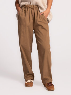 Trousers Claire. Comfort comes first in these relaxed trousers. The soft cotton and loose fit feel gentle on the skin. Th...