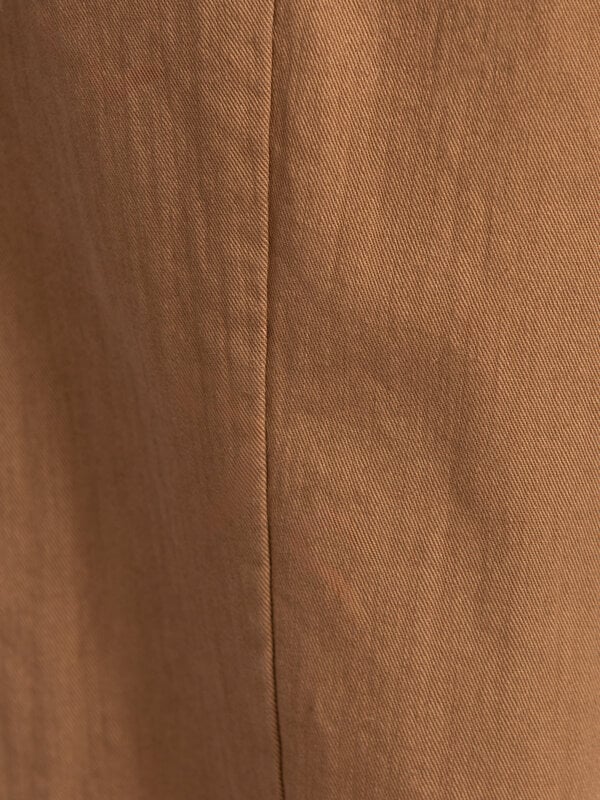 Le Marais Pantalon Claire 6. Le confort avant tout avec ce pantalon ample. Le coton doux et la coupe décontractée offrent...
