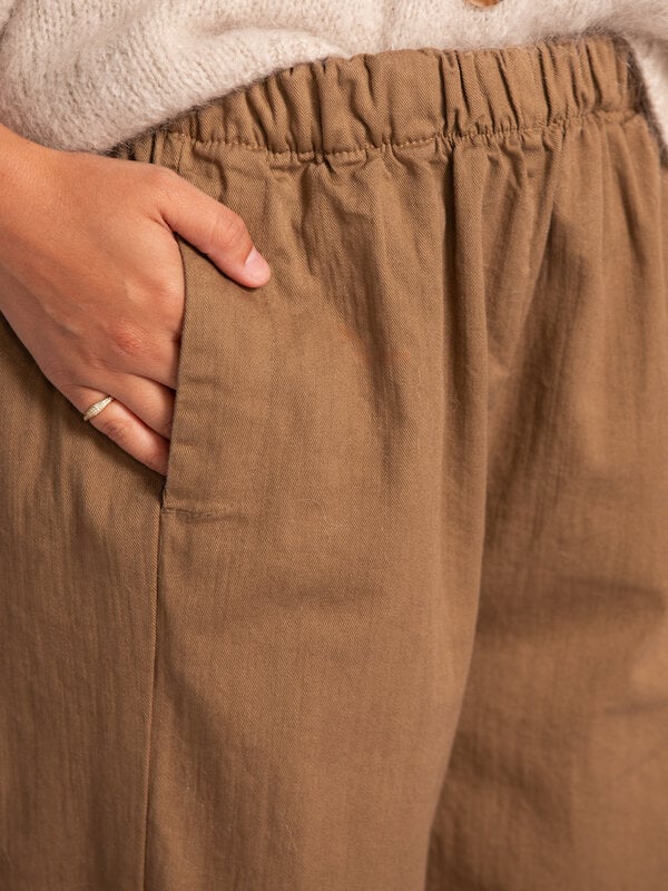 Le Marais Pantalon Claire 4. Le confort avant tout avec ce pantalon ample. Le coton doux et la coupe décontractée offrent...