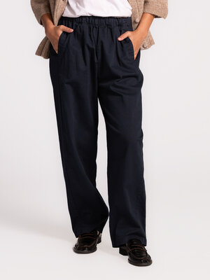 Pantalon Claire. Ce pantalon en coton doux allie confort et élégance. La coupe ample offre liberté de mouvement, tandis q...