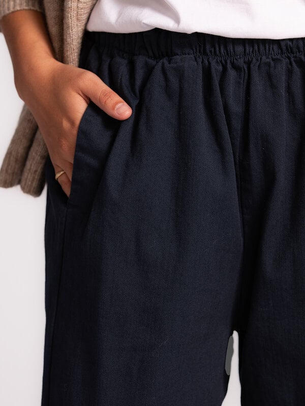 Le Marais Pantalon Claire 4. Ce pantalon en coton doux allie confort et élégance. La coupe ample offre liberté de mouveme...