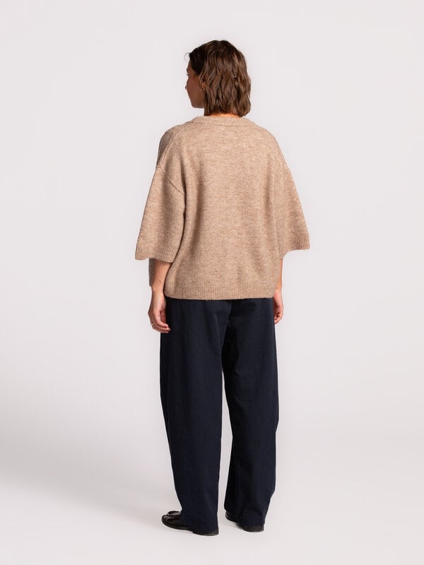 Le Marais Pantalon Claire 5. Ce pantalon en coton doux allie confort et élégance. La coupe ample offre liberté de mouveme...