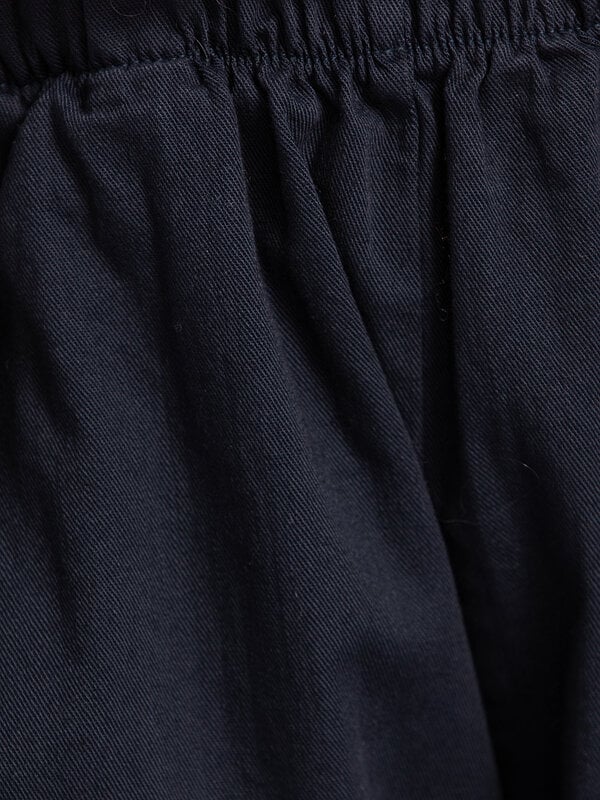 Le Marais Pantalon Claire 6. Ce pantalon en coton doux allie confort et élégance. La coupe ample offre liberté de mouveme...