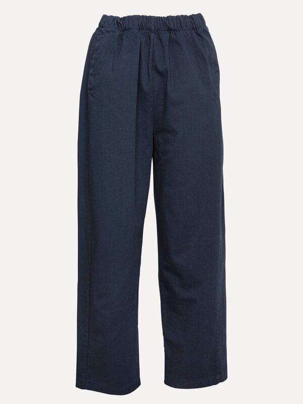 Le Marais Pantalon Claire 2. Ce pantalon en coton doux allie confort et élégance. La coupe ample offre liberté de mouveme...