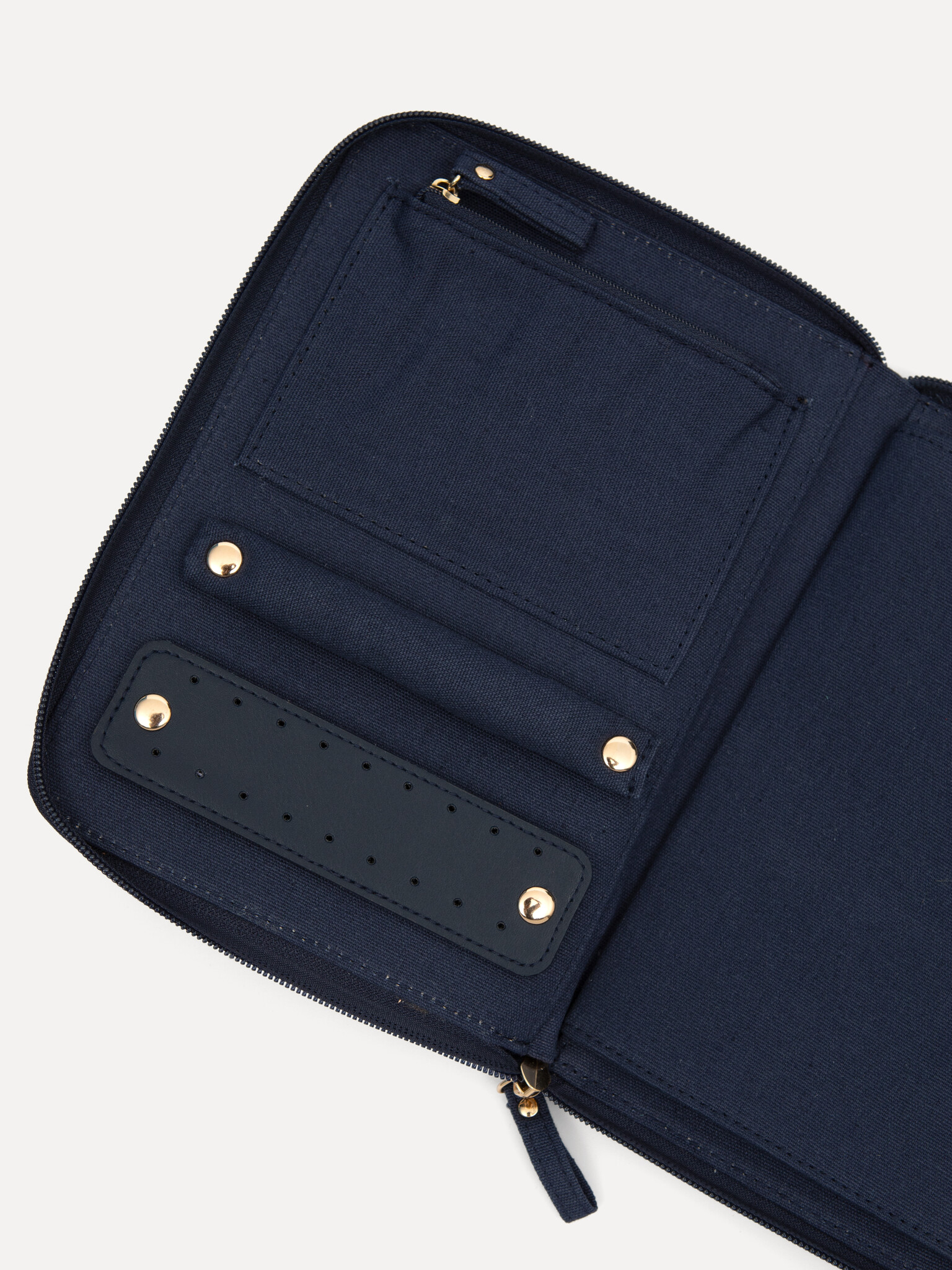 Les Soeurs Linen Jewelry pouch Mae 3. Looking for a stylish linen case to safely store your favorite Les Soeurs jewelry e...