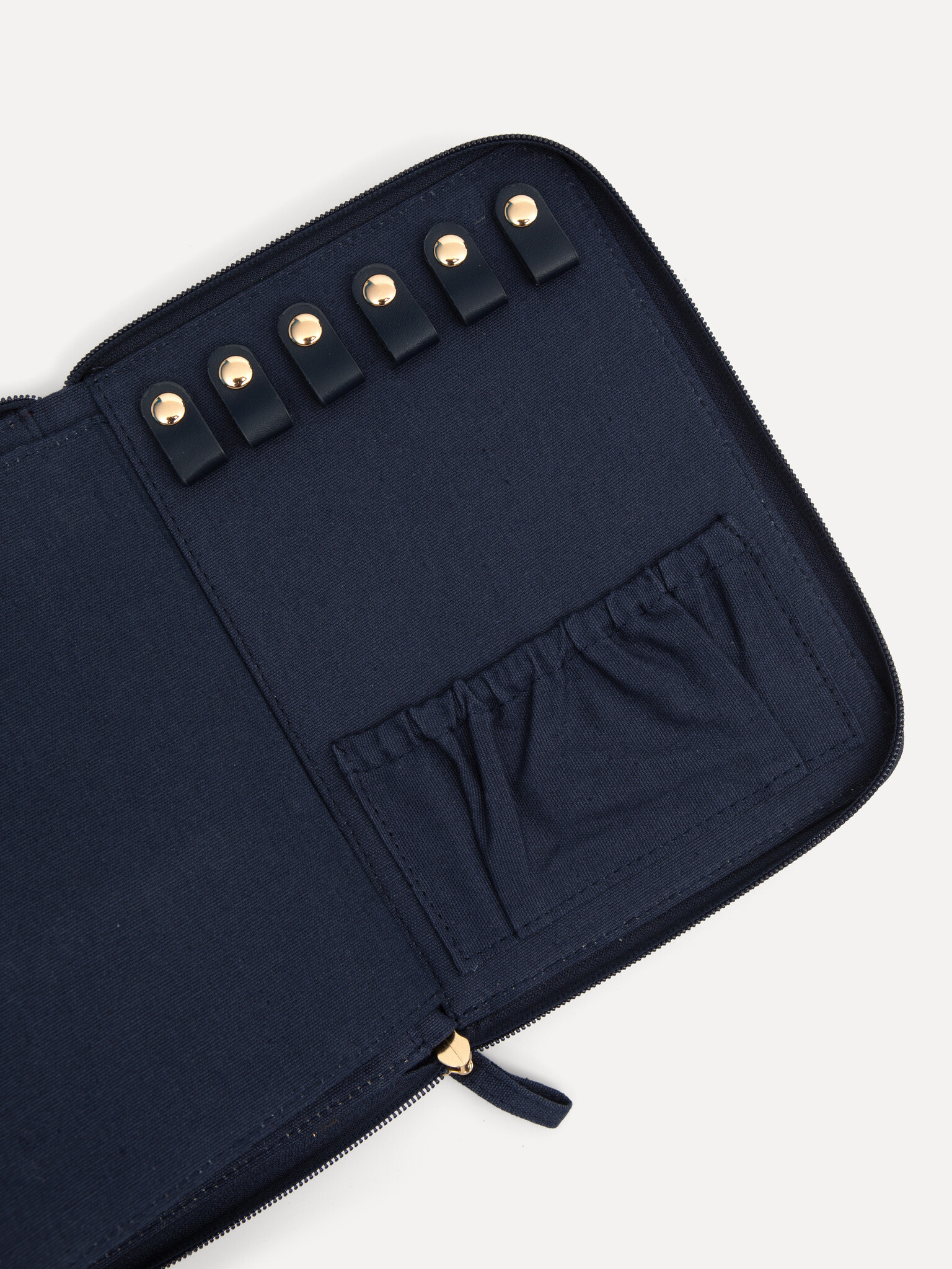 Les Soeurs Linen Jewelry pouch Mae 2. Looking for a stylish linen case to safely store your favorite Les Soeurs jewelry e...