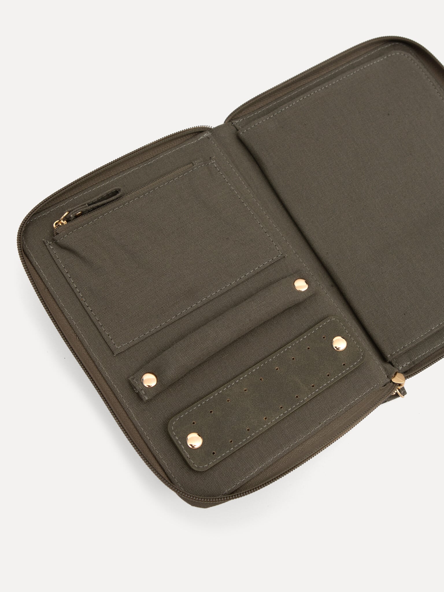 Les Soeurs Pochette à bijoux en lin Mae 3. Voici votre alliée bijoux idéale : une pochette en lin kaki alliant style et p...