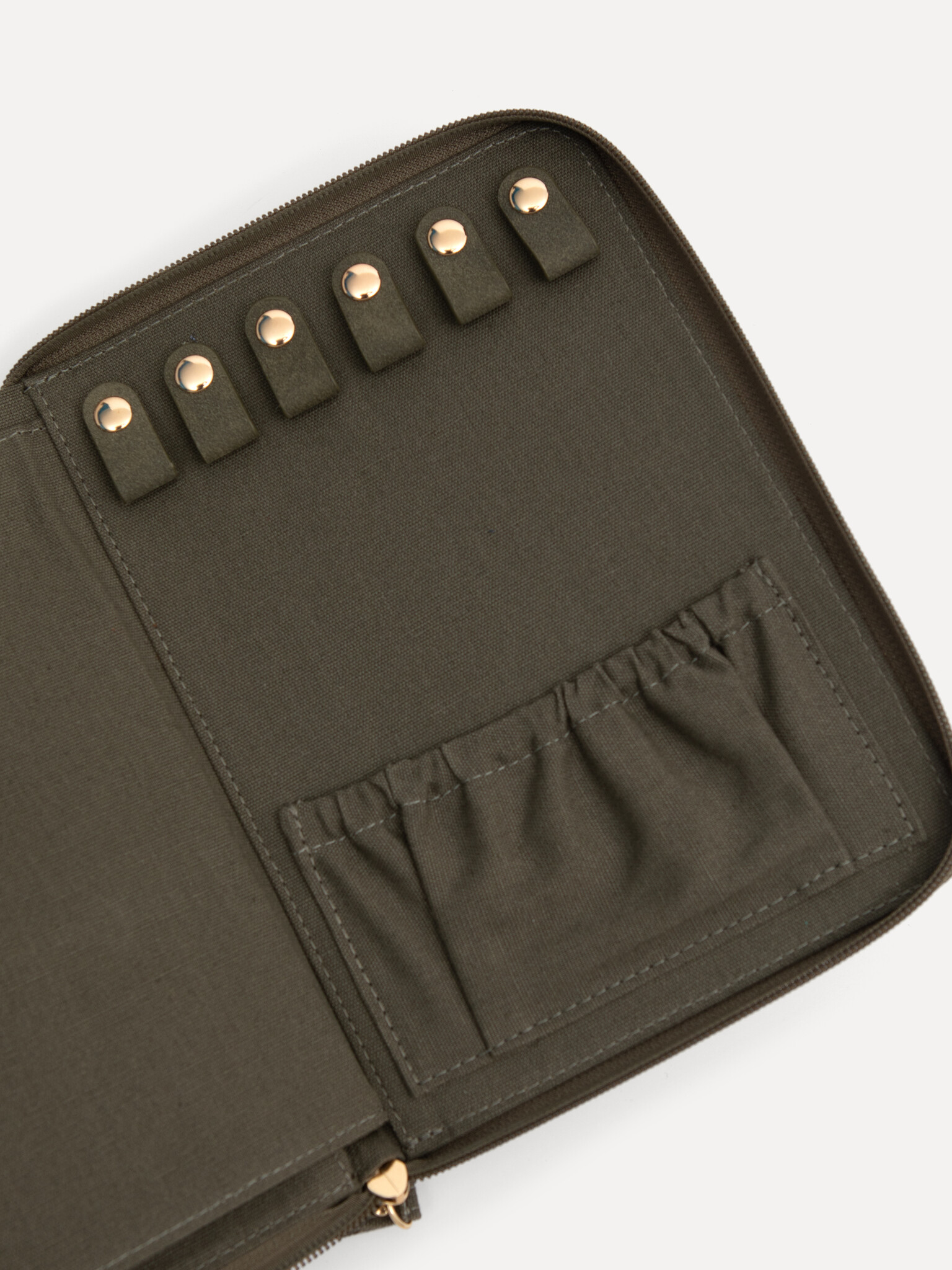 Les Soeurs Pochette à bijoux en lin Mae 4. Voici votre alliée bijoux idéale : une pochette en lin kaki alliant style et p...
