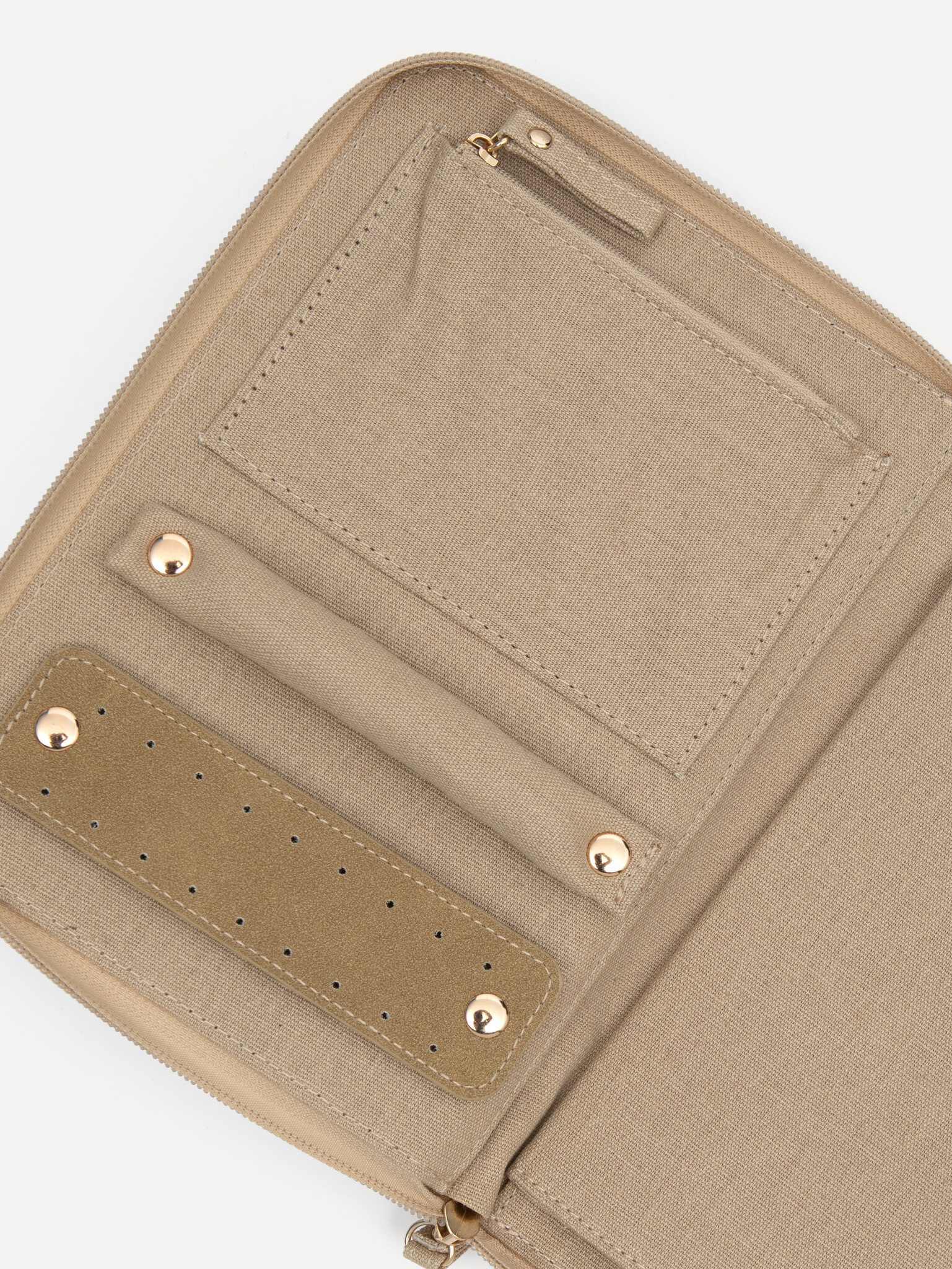 Les Soeurs Pochette à bijoux en lin Mae 2. Les tons neutres sont toujours tendance. Cette pochette en lin beige est l’écr...