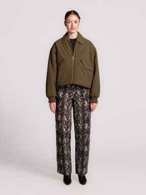 Bomber Mauro. Effortless edge. Deze khaki bomber combineert een stoere look met een casual, comfortabele pasvorm. Perfect...