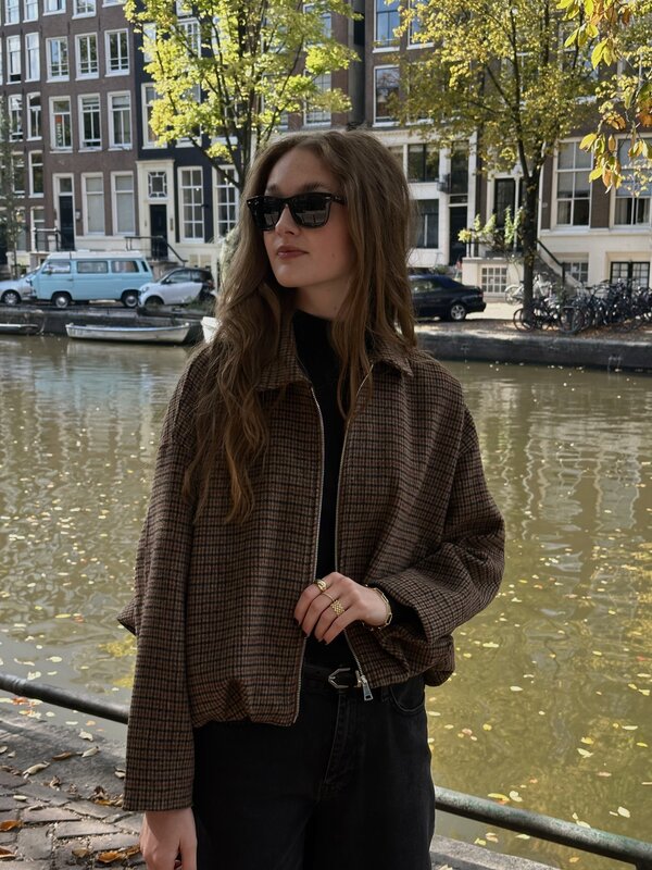 Le Marais Geruite jas Willow 1. Cool girl vibes gegarandeerd met dit geruite jasje. De zachte stof en losse pasvorm zorge...
