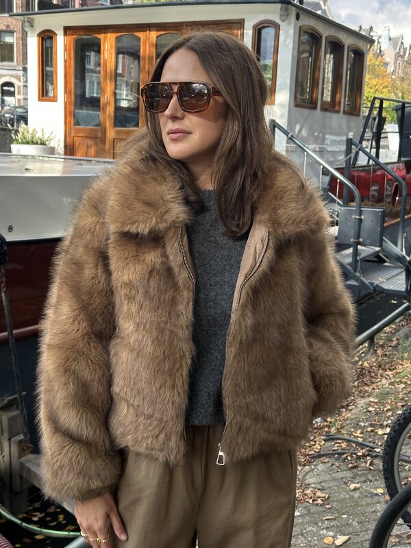 Le Marais Jas van imitatiebont Dani 1. Faux fur favorite. Upgrade je look met deze camelkleurige faux fur jas. De zachte,...