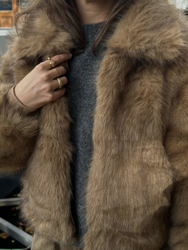Le Marais Jas van imitatiebont Dani 3. Faux fur favorite. Upgrade je look met deze camelkleurige faux fur jas. De zachte,...