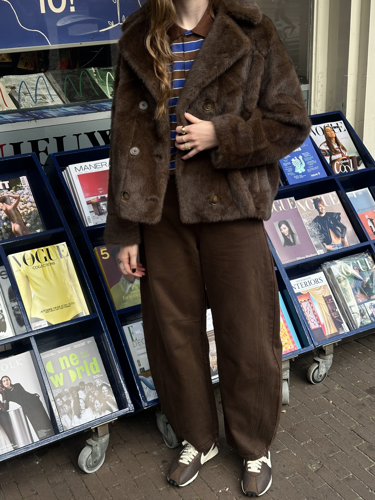 Le Marais Manteau en fausse fourrure Vico 8. Wrapped in luxury. Ce manteau en fausse fourrure brune sublime chaque look. ...