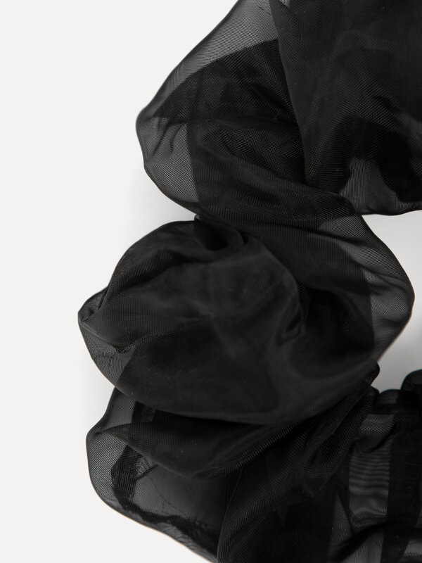 Les Soeurs Organza scrunchie 2. Sheer luxe. Deze zwarte organza scrunchie is ideaal voor alle haartypes en gelegenheden. ...