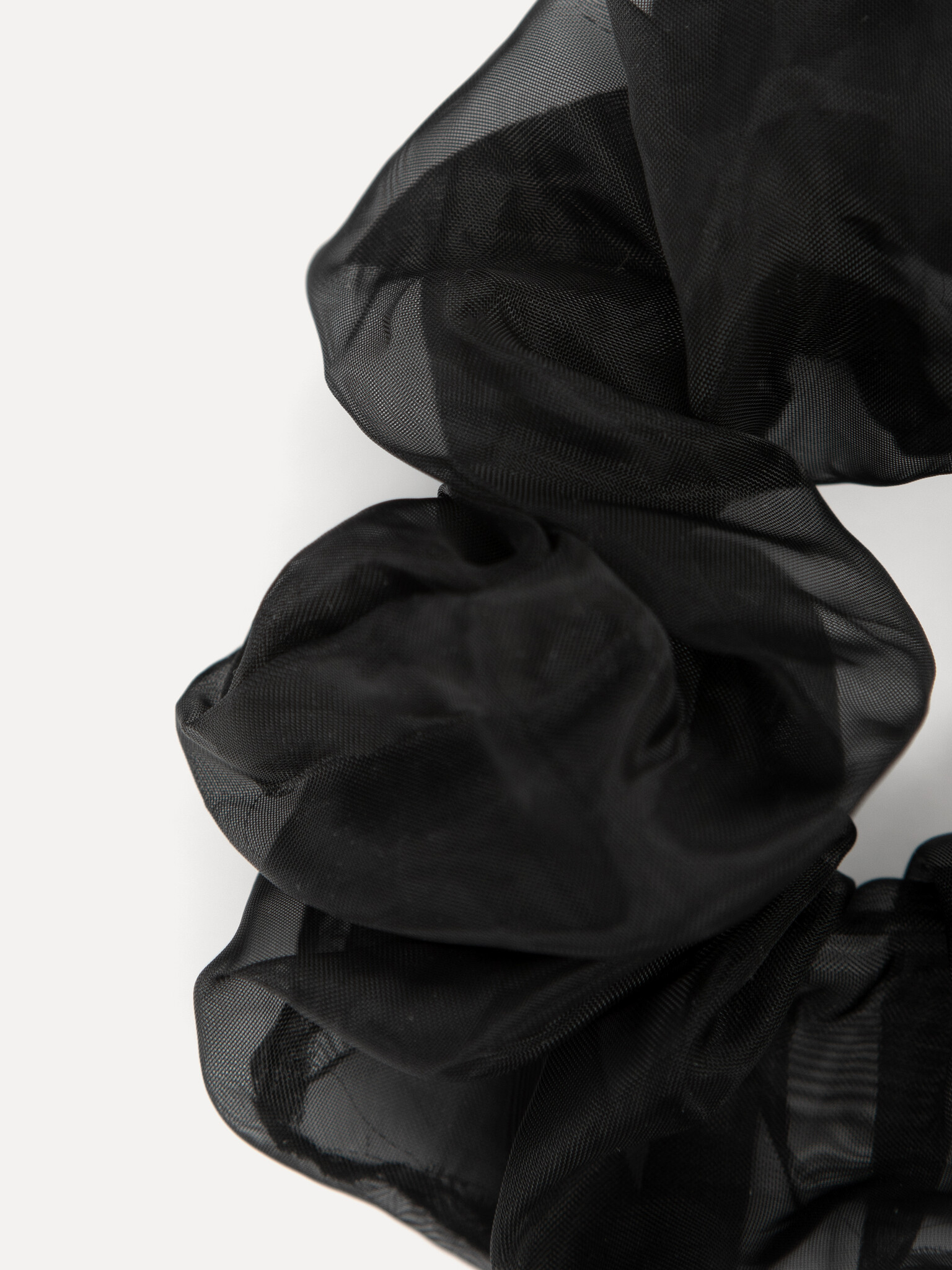 Les Soeurs Chouchou en organza 2. Pure luxe. Ce chouchou en organza noir convient à tous les types de cheveux et occasion...