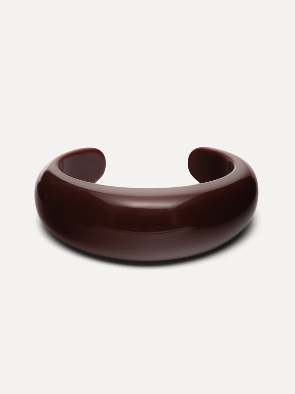 Les Soeurs Resin bangle bracelet round open 1. Burgundy beauty. This round bangle adds a rich, stylish touch to your autu...