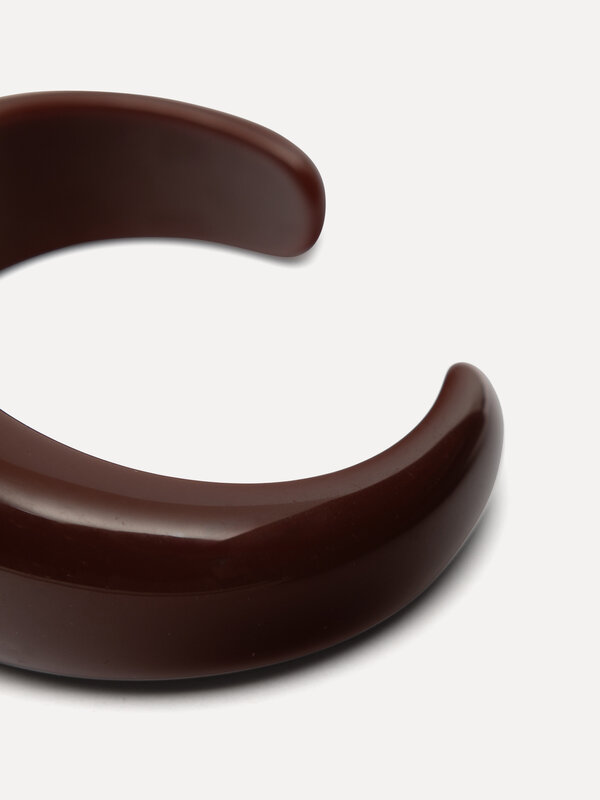 Les Soeurs Resin bangle bracelet ronde ouvert 2. Burgundy beauty. Ce bracelet rond apporte une touche riche et élégante à...